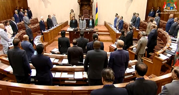 Parlement: la tranche de questions adressées aux ministres se poursuit