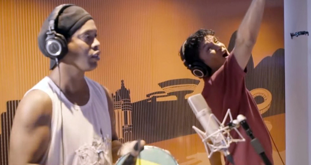 Ronaldinho joue les rappeurs dans une chanson contre la corruption
