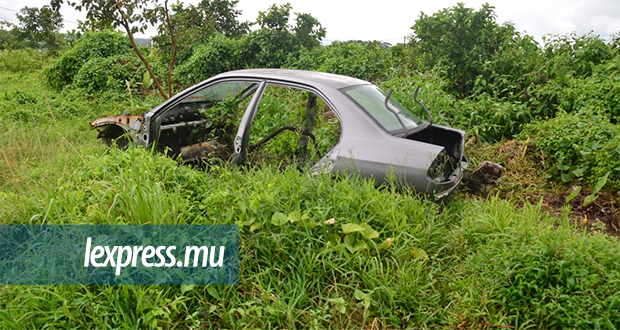 Grand-Bois: voiture pourrie abandonnée!