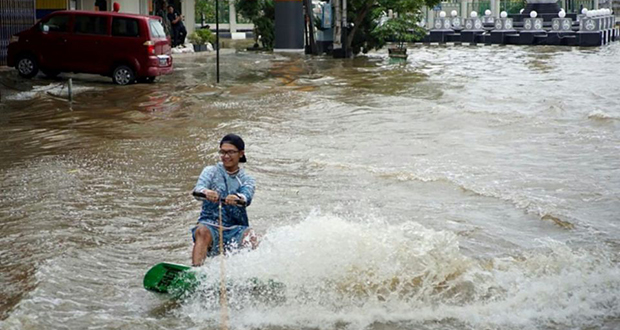 Indonésie: du wakeboard dans les rues pour protester contre les inondations
