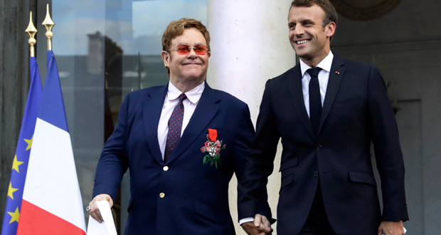 Main dans la main, Macron et Elton John mobilisent contre le sida
