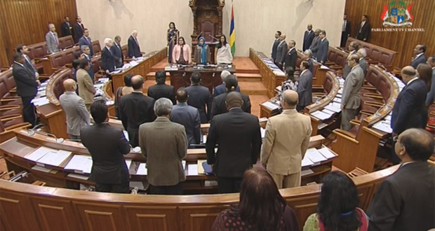 Parlement: suivez les questions aux ministres en direct