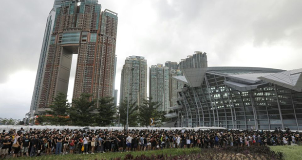 Hong Kong: les manifestants devant une gare «chinoise» pour convaincre les touristes