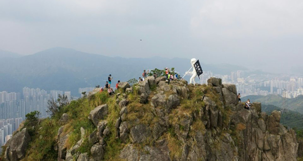 Hong Kong: des manifestants acheminent une statue au sommet d’une montagne