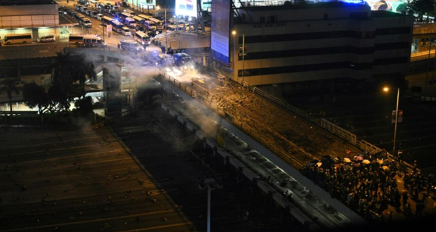 Hong Kong : les manifestants retranchés dans un campus, un policier blessé par une flèche