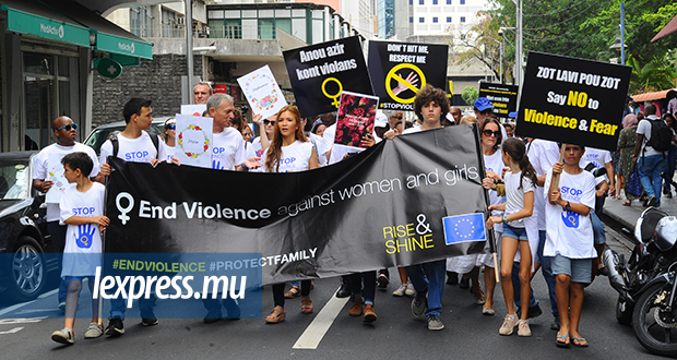 Violence faite aux femmes: une manif en silence pour faire entendre leur voix