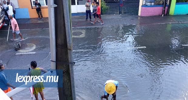 Ste-Croix: des habitants tentent de venir à bout de la route inondée