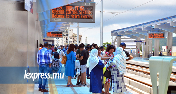 Le tram prend son envol: les passagers enthousiastes 
