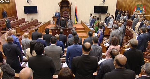 Parlement: suivez la présentation du discours-programme en live