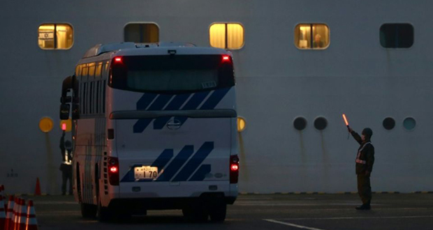 Virus: les Américains évacuent le navire contaminé, le bilan grimpe