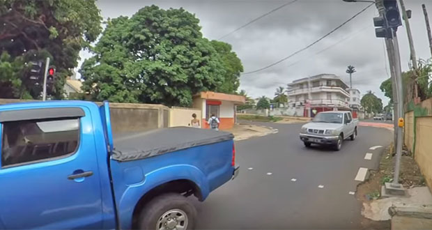 Accident entre le tram et une moto: la vidéo de Reuben Pillay fait le buzz