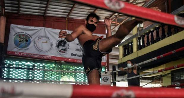 Coronavirus: les champions de boxe thaï au tapis en Thaïlande