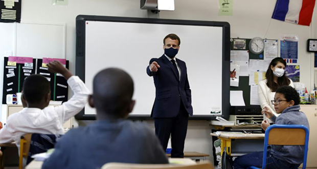 Déconfinement: Macron dans une école pour tenter de lever l’inquiétude
