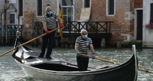 Les gondoles de retour sur les canaux de Venise, en attendant les touristes