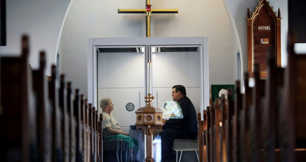 Covid-19: une cellule en verre pour protéger les fidèles d’une église au Canada