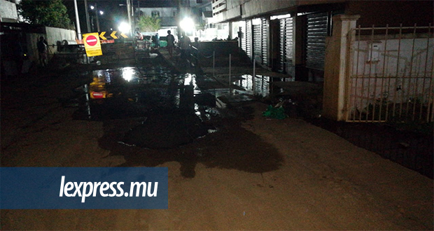 Eaux usées à Rose-Hill: les gens déversaient leur colère dans la rue hier soir 