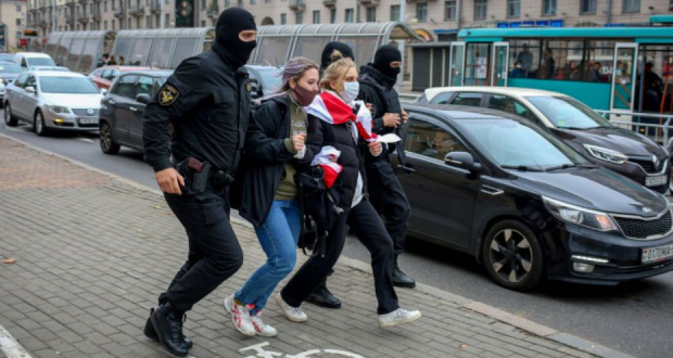 Bélarus: l’opposition dans la rue malgré la menace de tirs à balles réelles