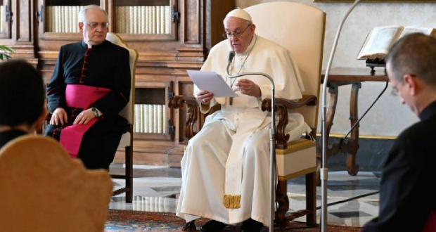 Le pape incite les journalistes à enquêter sur le terrain
