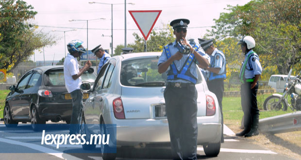 Quatre-Bornes: Voulant échapper à un contrôle, un automobiliste percute le pied d’un policier