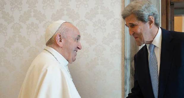 Le pape François, «une voix puissante» face au changement climatique, selon Kerry