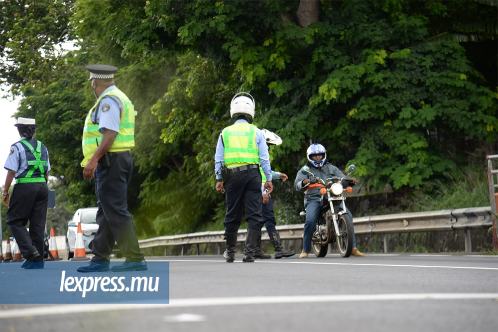 Vallée-Pitot: un motocycliste fonce sur un barrage routier