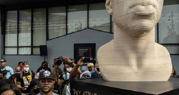 New York: la statue de George Floyd taguée, un groupuscule d'extrême droite soupçonné