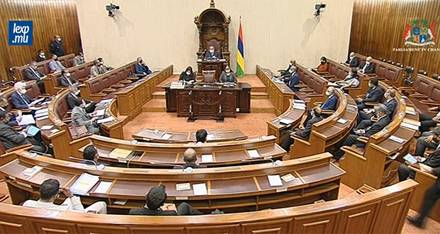 Parlement: les débats sur les projets de loi reprennent
