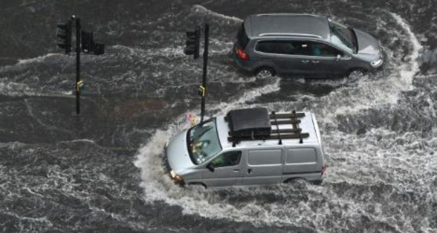 Pluies torrentielles et chaussées inondées à Londres
