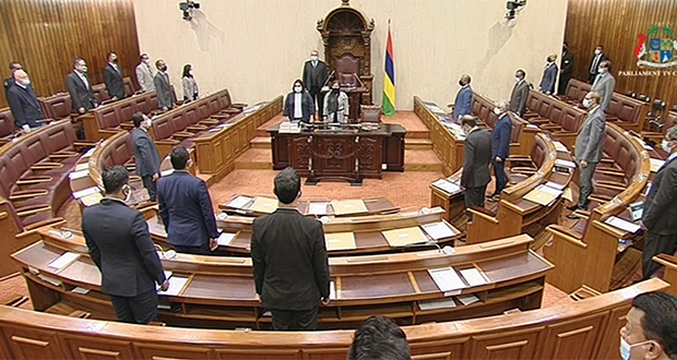 Live: suivez les Honorables au Parlement
