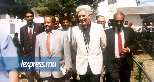 Dans la presse du… 10 septembre 1995: SAJ se recueille au tombeau du Père Laval