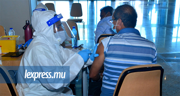 Covid-19: 4 554 patients vaccinés positifs