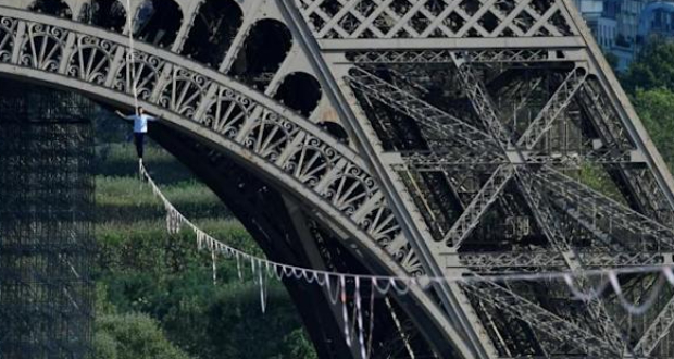 Un funambule relie la Tour Eiffel au théâtre de Chaillot