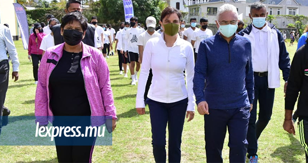Le PM et son épouse participent à une marche symbolique 