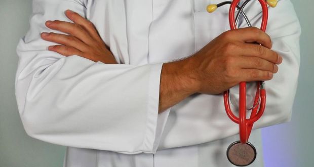 Covid-19: la Santé renforce son équipe de médecins à domicile