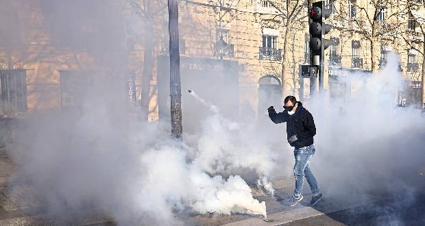 Coronavirus: les convois antipass sur les Champs-Élysées en France