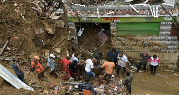 Brésil: le bilan des inondations de Petropolis s’alourdit à 94 morts