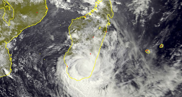 Le cyclone Emnati touche terre à Madagascar