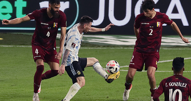 Mondial-2022: Messi tout sourire joue, marque, et fait gagner l'Argentine