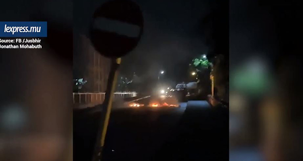 [Breaking news] Des flammes au milieu de la rue à Barkly 