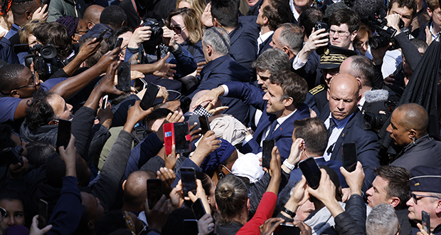 France: Macron visé par un jet de tomates lors d'un déplacement en banlieue parisienne