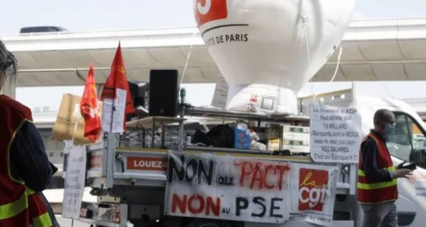 Les salariés des aéroports parisiens votent la fin de leur grève