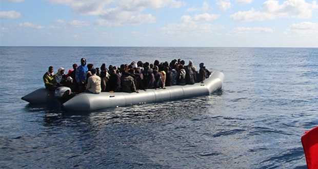 Méditerranée: 1 500 migrants secourus en mer attendent un port d'accueil