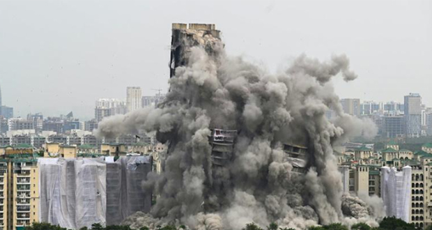 Inde: deux immeubles de 100 mètres détruits dans la banlieue de Delhi