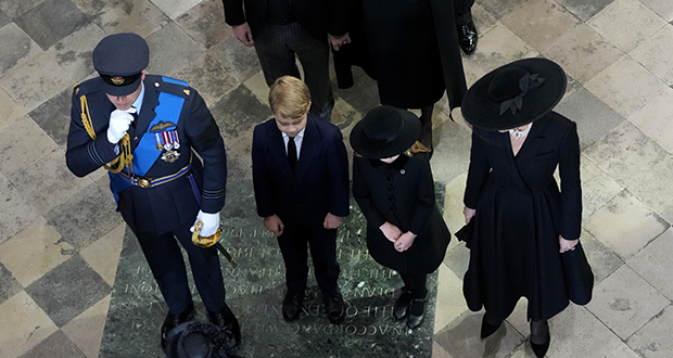 George et Charlotte, petits princes solennels derrière le cercueil de leur arrière-grand-mère