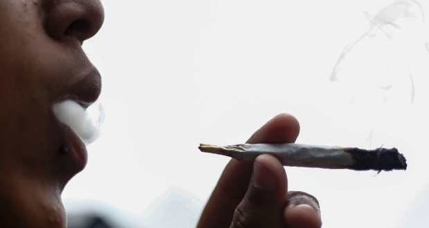 Grand-Gaube: un policier surpris en train de fumer un joint