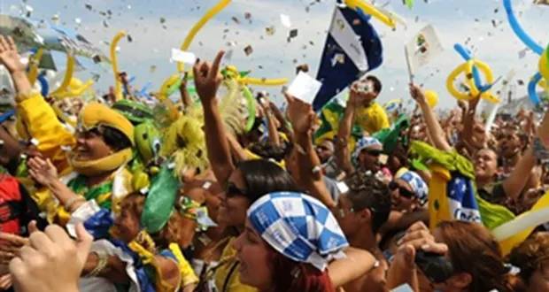 Sur la plage de Copacabana, les Brésiliens fêtent euphoriques la victoire de leur équipe