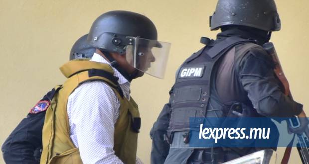 [LIVE] Comparution de Bruneau Laurette: Suivez l'ambiance à la cour de district de Moka