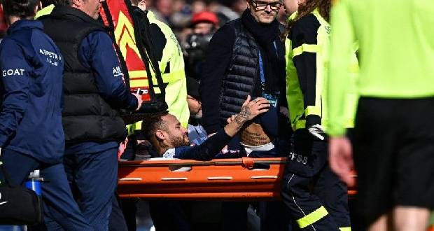 Foot/L1: Neymar (PSG) sort blessé à une cheville contre Lille