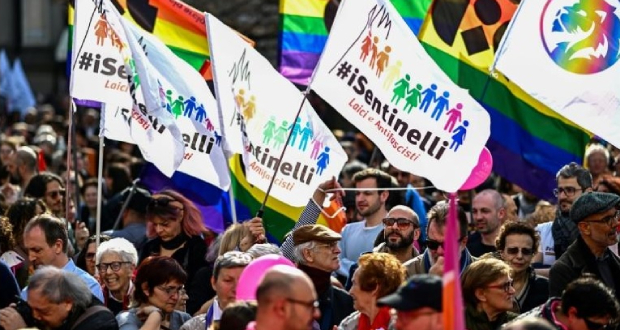 Italie: manifestation contre des restrictions aux droits de parents homosexuels