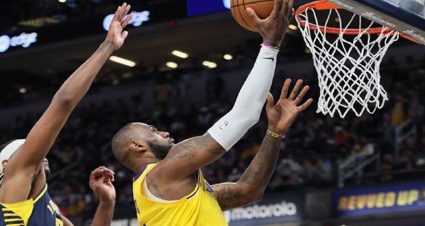 NBA: les Lakers s'inclinent malgré le retour de James, les Mavericks en déroute
